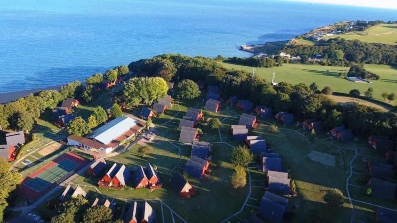 Escape To A Clifftop Chalet With Pool And Tennis Onsite - 1A Kingsdown Holiday Park Extérieur photo